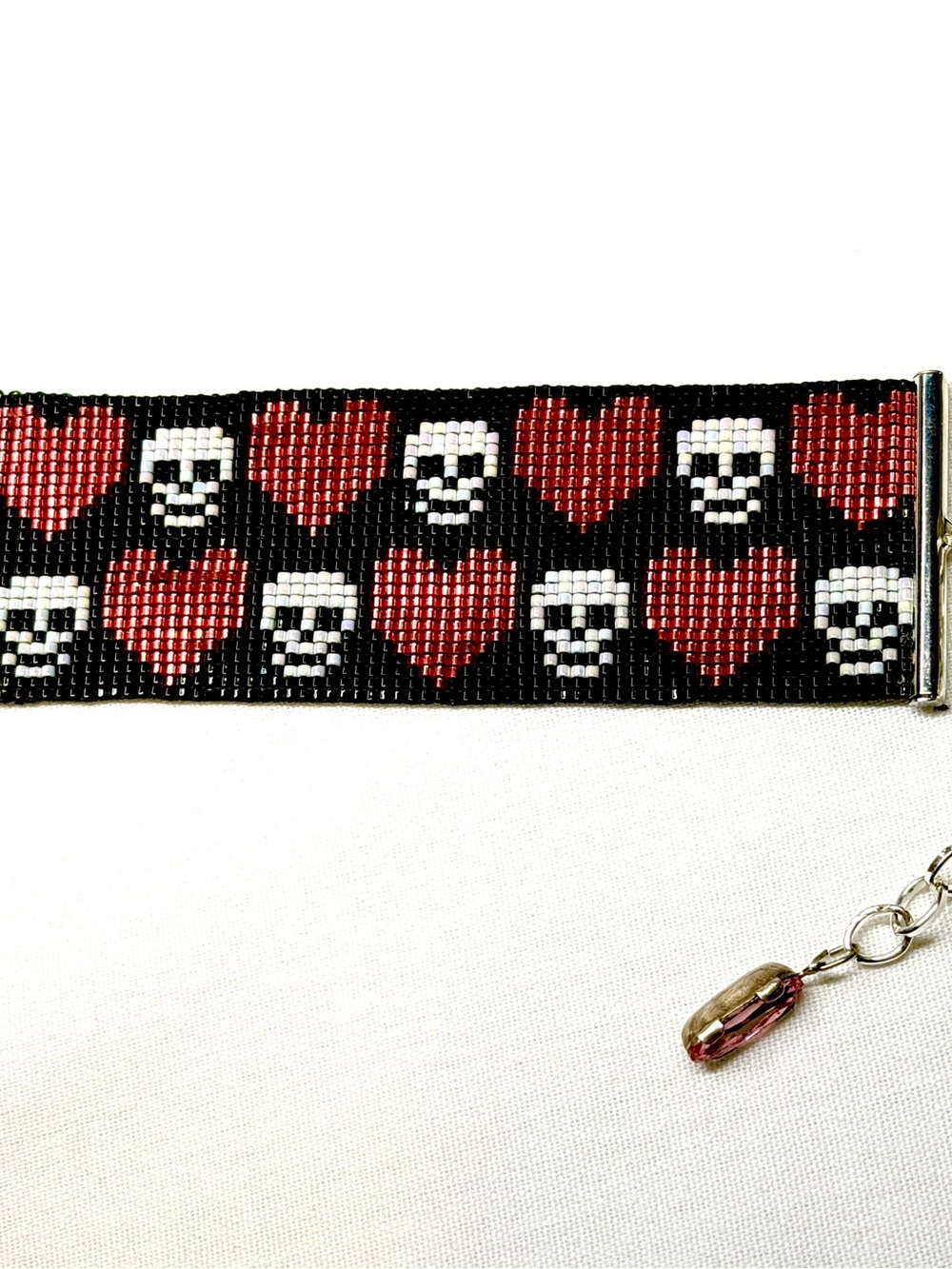 Hand crafted loom beaded skull & heart bracelet for Halloween - adjustable size - Picture 4 of 4